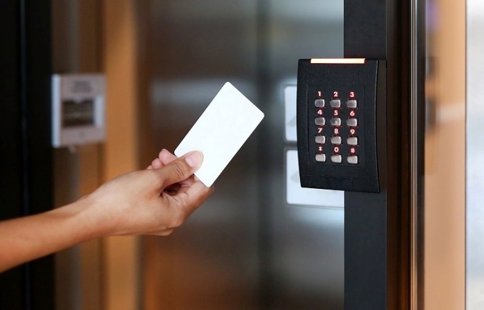 Hệ thống kiểm soát ra vào bằng thẻ từ.