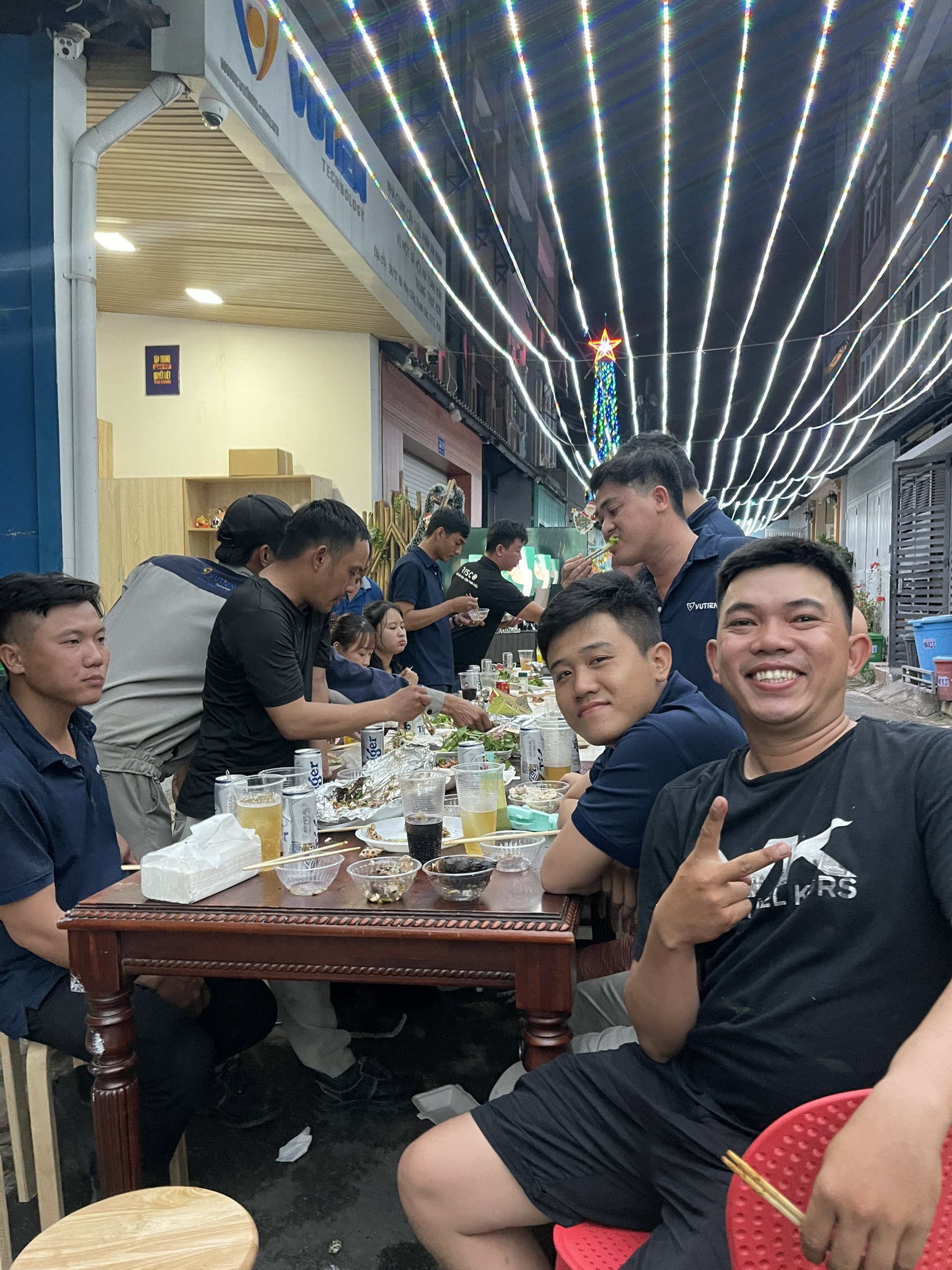 “Gia đình” Vũ Tiến tổ chức tiệc mừng dịp Giáng sinh và Đón pháo bông chào năm mới