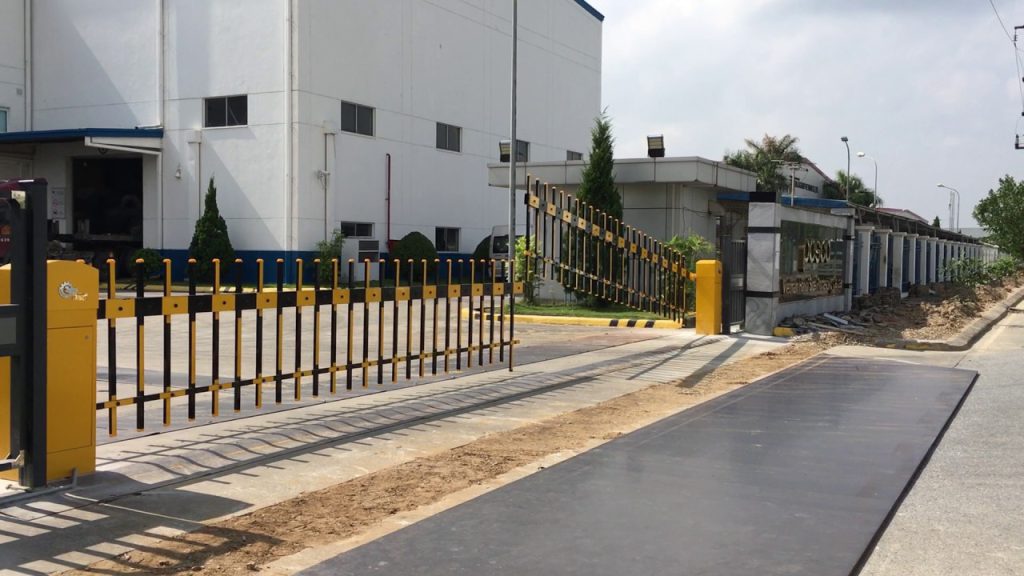 Barrier hàng rào tự động tại cổng nhà máy.