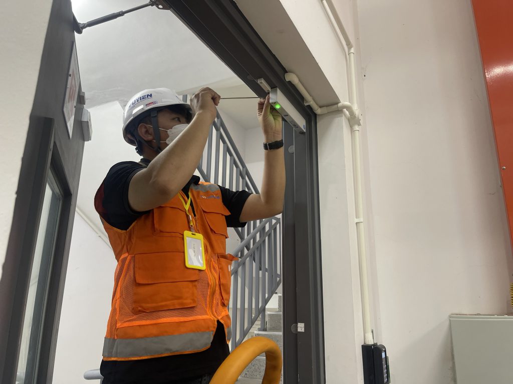 Lắp đặt thiết bị kiểm soát ra vào