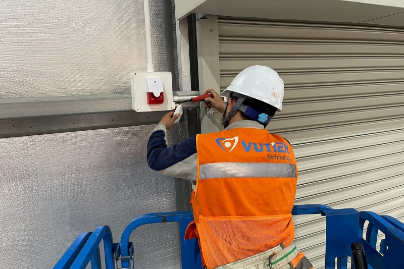 Vũ Tiến thi công triển khai lắp hệ thống báo động cho kho hàng nhà máy
